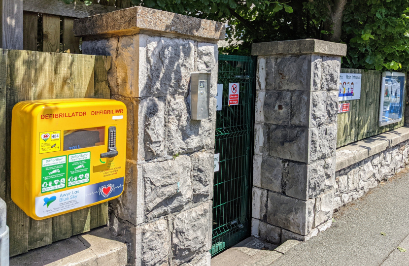 New Community defibrillator installed at Rhos-on-Sea school 