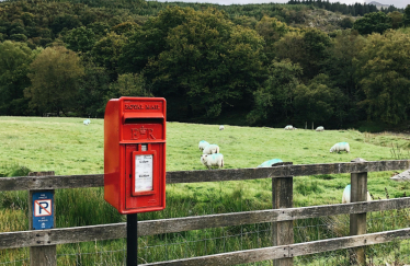 Annog ailystyried cau Swyddfa'r Post yn Llangernyw